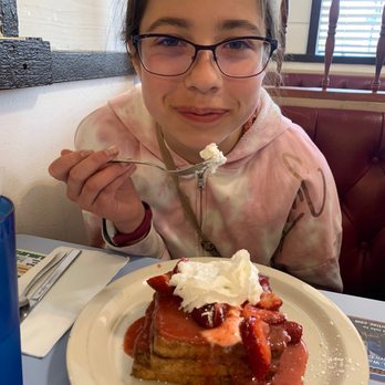 Starvin' Arvin's - Strawberry Stuffed French Toast - American Near Me - Montrose, Colorado