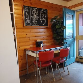 Surfhouse Espresso - Retro table and chairs from bygone days - Coffee & Tea Near Me - Pacific Beach, Washington Surfhouse Espresso - Retro table and chairs from bygone days - Coffee & Tea Near Me - Pacific Beach, Washington