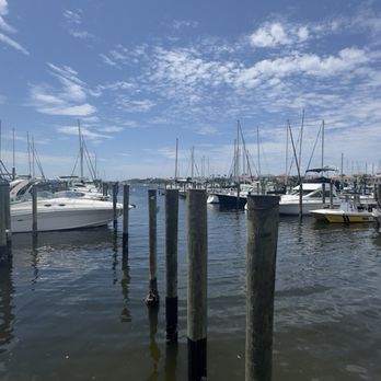 Circles Waterfront at Lands End Marina - Seafood Near Me - Apollo Beach, Florida