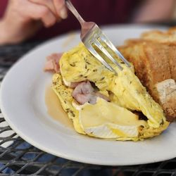 Alo Cafe - Losts of good ingredients inside the omelet with extra large size Toast