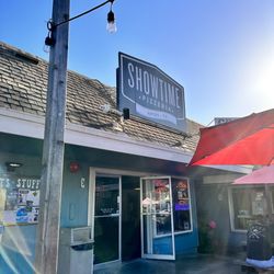 Showtime Pizzeria - Out front!