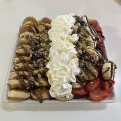 Mentiiras - Mini pancakes, strawberries, and bananas (Nutella and caramel)