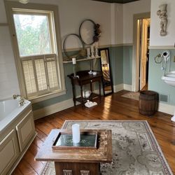 Iron Amethyst Inn - Cooper Suite bathroom