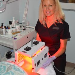 Binisimo Skincare & Acne Experts - Red LED light therapy = healthy skin cells