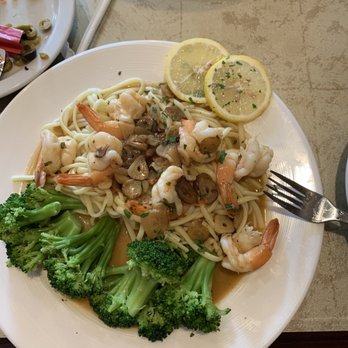 La Familia Katonah - My shrimp scampi with broccoli and garlic over linguini. - Pizza Near Me - Katonah, New York La Familia Katonah - My shrimp scampi with broccoli and garlic over linguini. - Pizza Near Me - Katonah, New York