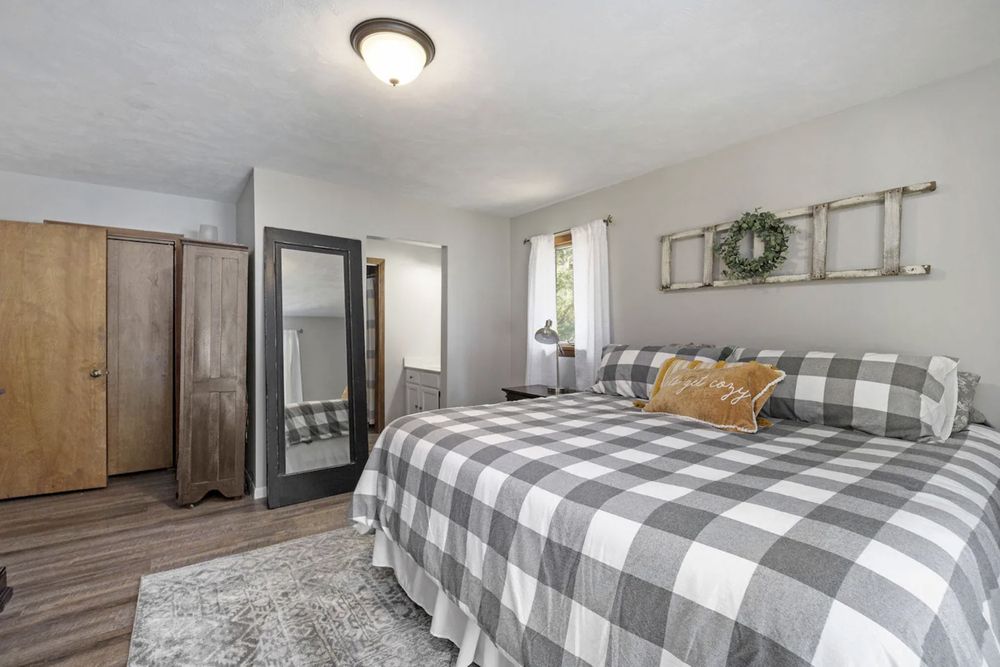 LAKESIDE GETAWAY WITH HOT TUB 33 Photos Gaylord, Michigan