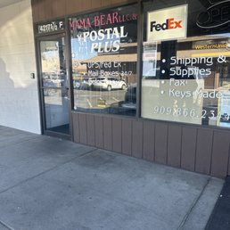 Front of Mama Bear Postal at 10:01am.