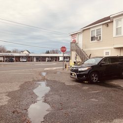 Hole In the Wall Sandwich Shop - View of Bayshore from side parking lot
