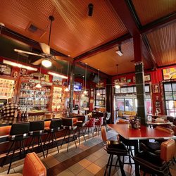 Lucille's Smokehouse Bar-B-Que - Bar area