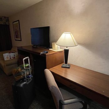 Quality Inn - Two queen suite - desk - Hotels Near Me - Hamburg, New York