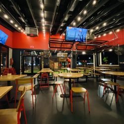Hat Creek Burger Company - Indoor covered patio