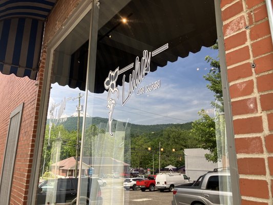 Lulu's On Main by null