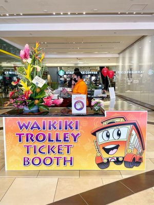 Waikiki Shopping Plaza by null