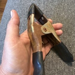 This is a large clamp, spring clamp.