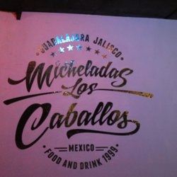 Micheladas Los Caballos - La cartelera iluminada