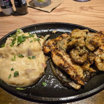 Applebee's Grill + Bar - chicken and shrimp with mashed potatoes - American Near Me - Niagara Falls, New York Applebee's Grill + Bar - chicken and shrimp with mashed potatoes - American Near Me - Niagara Falls, New York