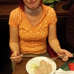 Kláří tlačí tlačenku a chutná ji :)
