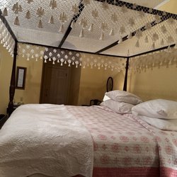 Hillcrest Mansion Inn - Anna Lee Custis Suite with private bath