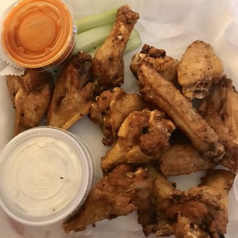Pizza Fiore - Buffalo chicken wings with celery sticks and ranch sauce ( preferred sauce) - Pizza Near Me - Miami Beach, Florida