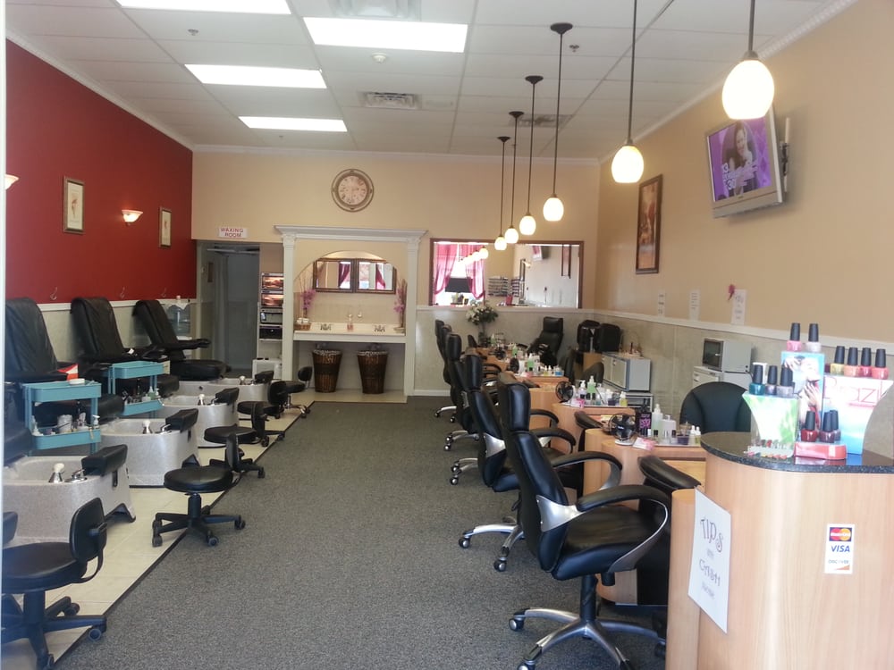 Lux Nails & Spa Logo