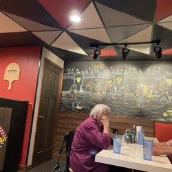 Val's Famous Pizza & Grinders - Inside