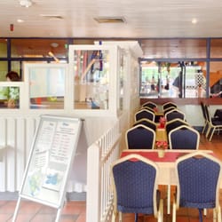 Freizeitbad Reinbek Betriebsgesellschaft mbH - Eingangsbereich mit Kasse links und Kiosk rechts