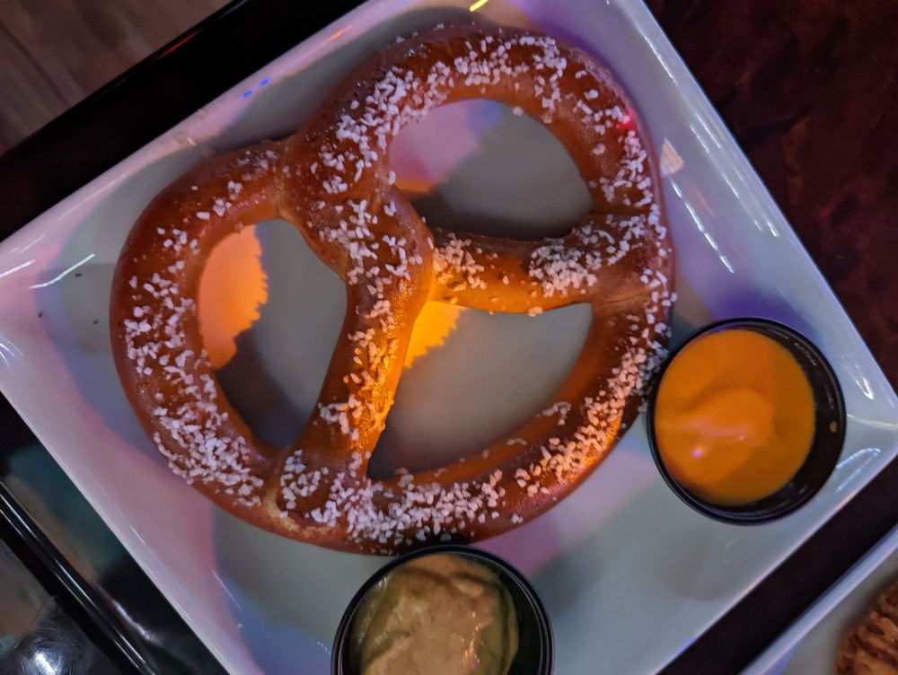 HEADLINER BAR & GRILL Updated September 2024 18 Photos & 26 Reviews