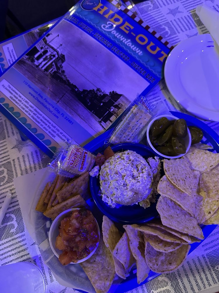 Dee's Downtown Hideout Logo