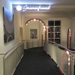 Stradivari - Das Restaurant ist im H+Hotel. Gegenüber vom Empfang geht es über eine Rampe zum Eingang.