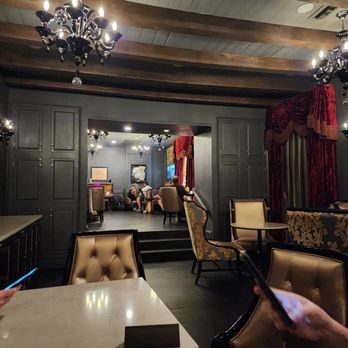 May Baily's Place - Nice relaxed atmosphere. - Bars Near Me - New Orleans, Louisiana