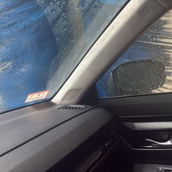 Carroll's Boston Street Car Wash - Pase dos minutos atrapada en la pasquina porque se daño y eso hizo que rayara mi carro