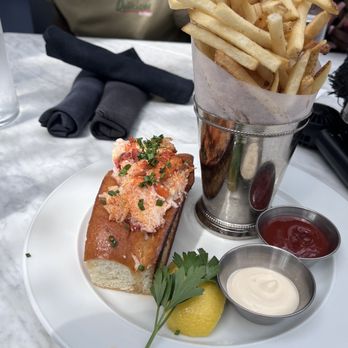 RH Rooftop Restaurant at RH West Palm - Lobster Roll - Wine Bars Near Me - West Palm Beach, Florida RH Rooftop Restaurant at RH West Palm - Lobster Roll - Wine Bars Near Me - West Palm Beach, Florida