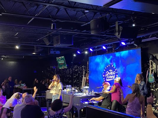 Two Tones Dueling Piano Bar by null