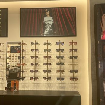 QUAY Ala Moana Center - womens sunglasses - Accessories Near Me - Honolulu, Hawaii QUAY Ala Moana Center - womens sunglasses - Accessories Near Me - Honolulu, Hawaii