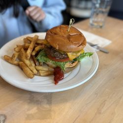 Mel's at 22 - California Dreaming Burger