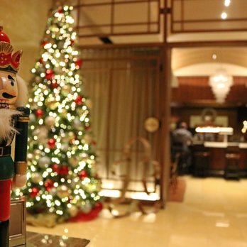 Cityscapes - Festive custom holiday decor for lobbies, offices, and hotels. - Indoor Landscaping Near Me - Boston, Massachusetts Cityscapes - Festive custom holiday decor for lobbies, offices, and hotels. - Indoor Landscaping Near Me - Boston, Massachusetts