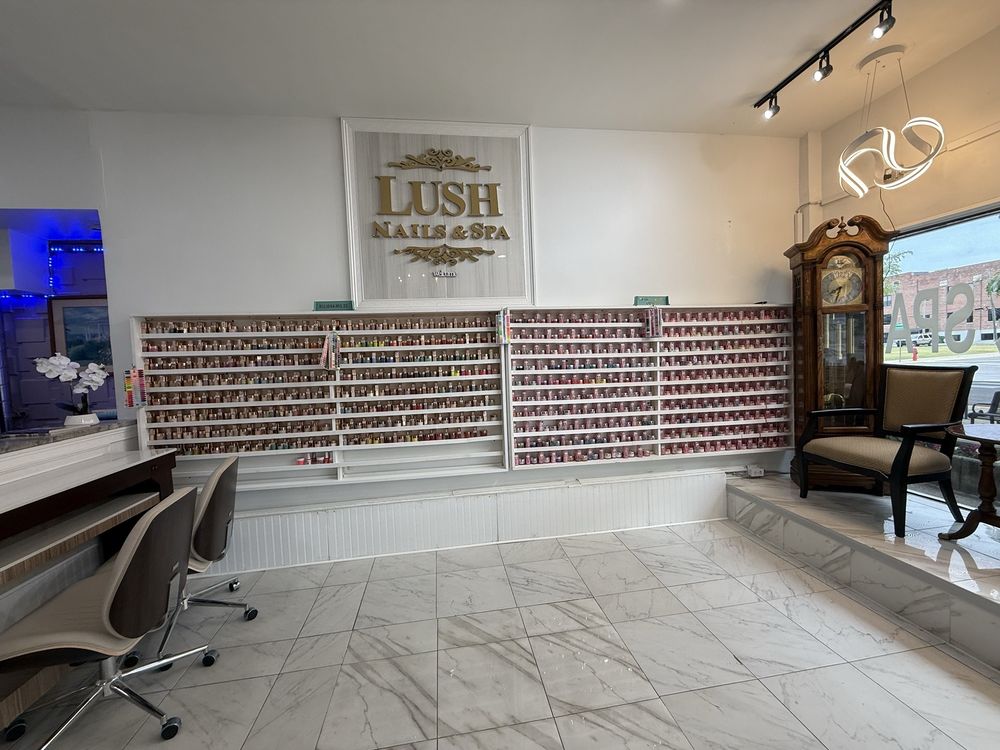 Lush Nails and Spa Logo