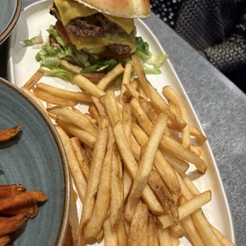 Dave & Buster's Milpitas - San Jose - Cheeseburger - Arcades Near Me - Milpitas, California