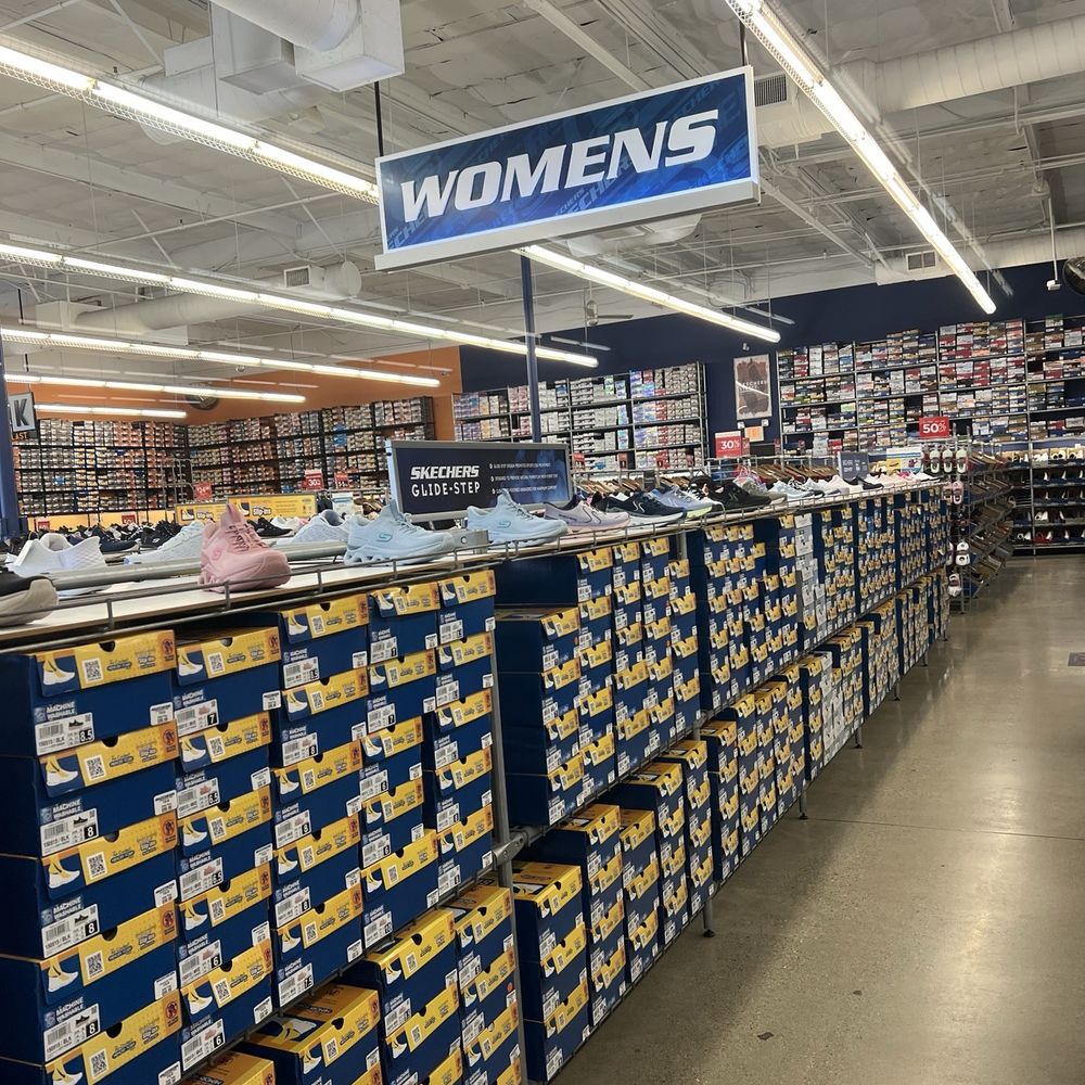 nike outlet west coast plaza