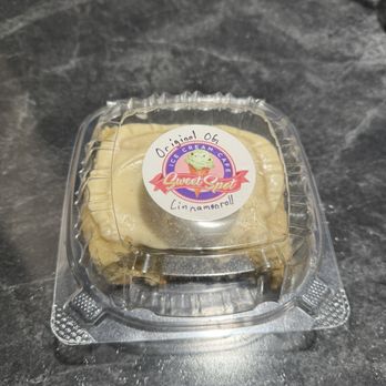 Sweet Spot Ice Cream Cafe - Original OG Cinnaroll $9 - Desserts Near Me - Richmond, Virginia