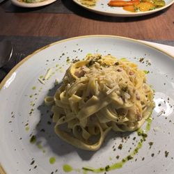 La Colomba - Fettucine Carbonare und Lachs mit Gemüse