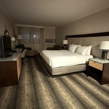 Crowne Plaza Edison - Room - Hotels Near Me - Edison, New Jersey