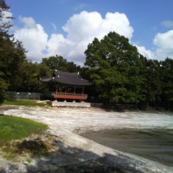 Denman Estate park - Clear shot across the muck... the ducks can't be pleased. - Parks Near Me - San Antonio, Texas