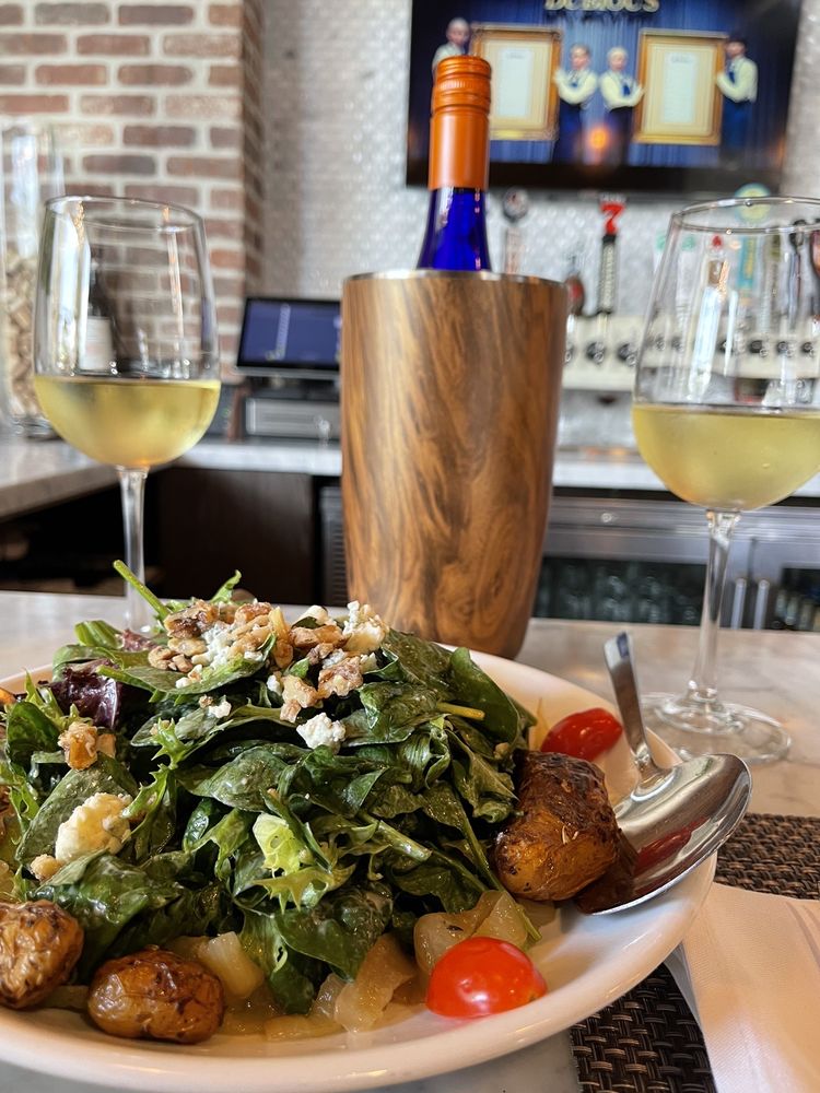 Pizzo's Pizzeria and Wine Bar