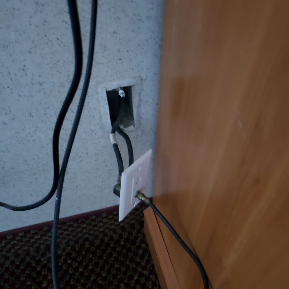 Baymont by Wyndham Willows - Broken cable plate - Hotels Near Me - Willows, California