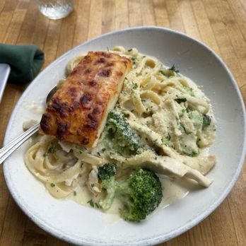 Hideaway House - Fettuccini Alfredo with Chicken & Brocolli* - Pizza Near Me - Sedona, Arizona