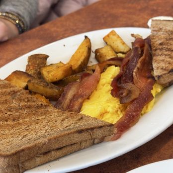 Maywood Pancake House - Breakfast & Brunch Near Me - Maywood, New Jersey