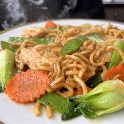 Bamboo Bistro - Lo mein noodles with chicken and veggies