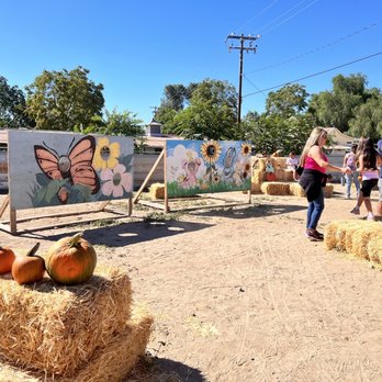 Gilchrist Farm - Places for kids to get their pictures taken in - Horseback Riding Near Me - Santa Clarita, California Gilchrist Farm - Places for kids to get their pictures taken in - Horseback Riding Near Me - Santa Clarita, California