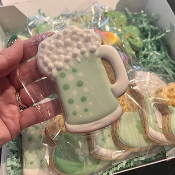 Cookie Fun 101 - a hand holding a mug of beer - Desserts Near Me Cookie Fun 101 - a hand holding a mug of beer - Desserts Near Me